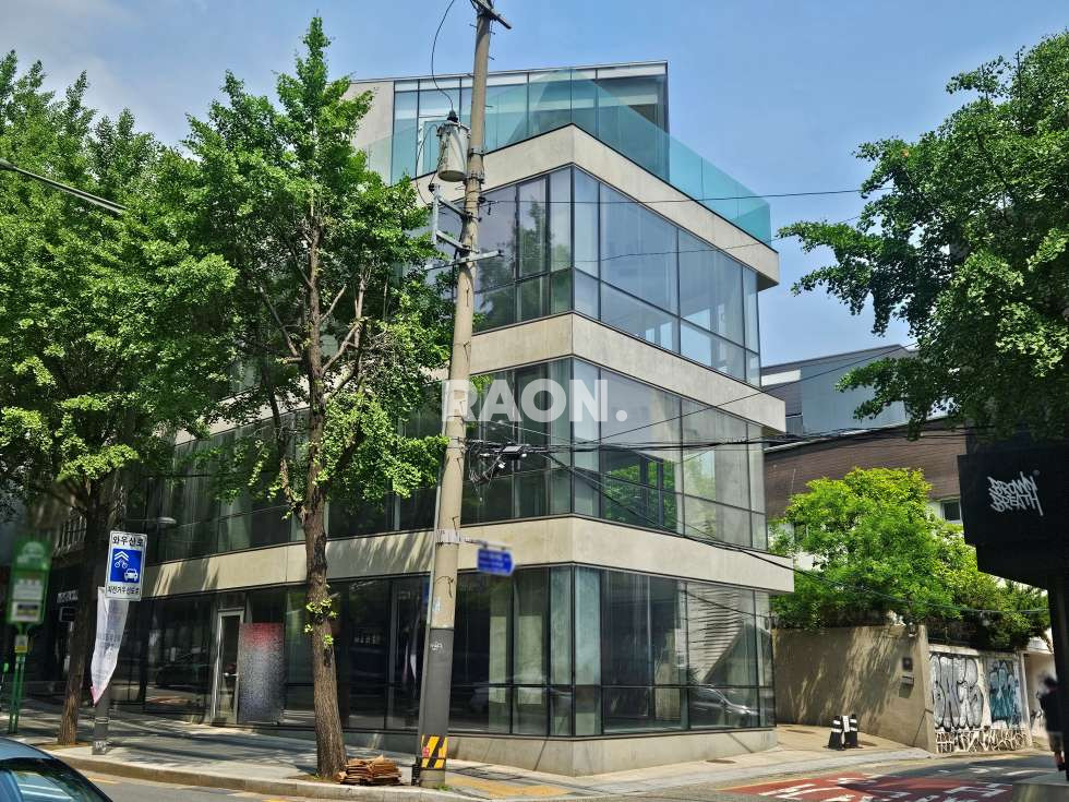 서울 마포구 서교동 [129평]홍대 놀이터 대로변 통임대 공간 월세 매물번호 13605 사진 1