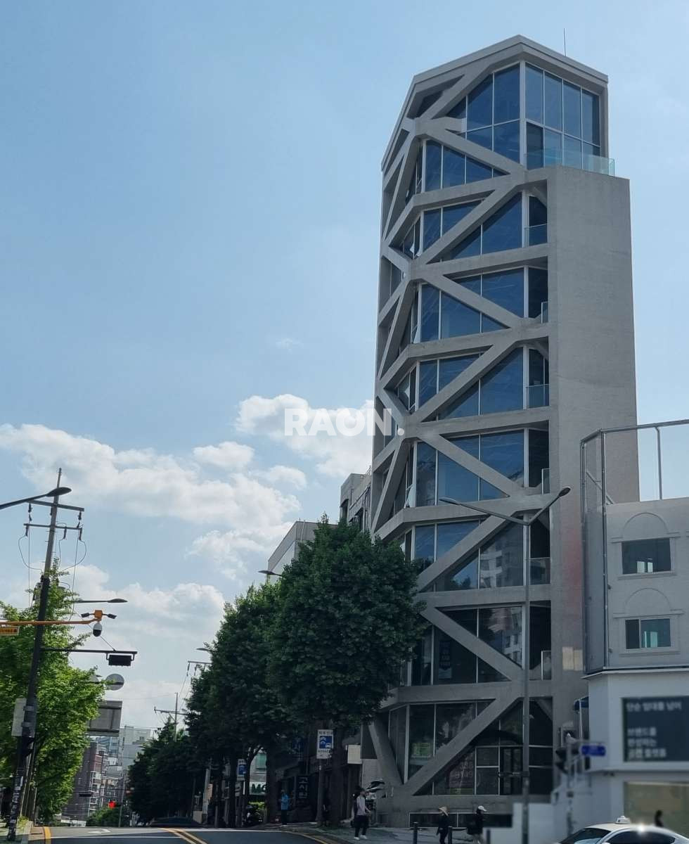 서울 마포구 동교동 [181평]대로변 홍대,신촌 더블 역세권 월세 매물번호 12852 사진 1