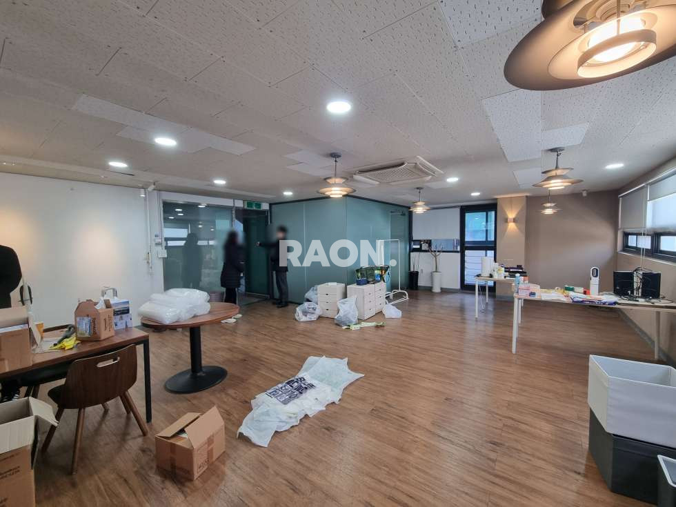 서울 마포구 동교동 [19평]홍대역세권 유리룸 냉난방기 완비 월세 매물번호 14036 사진 2